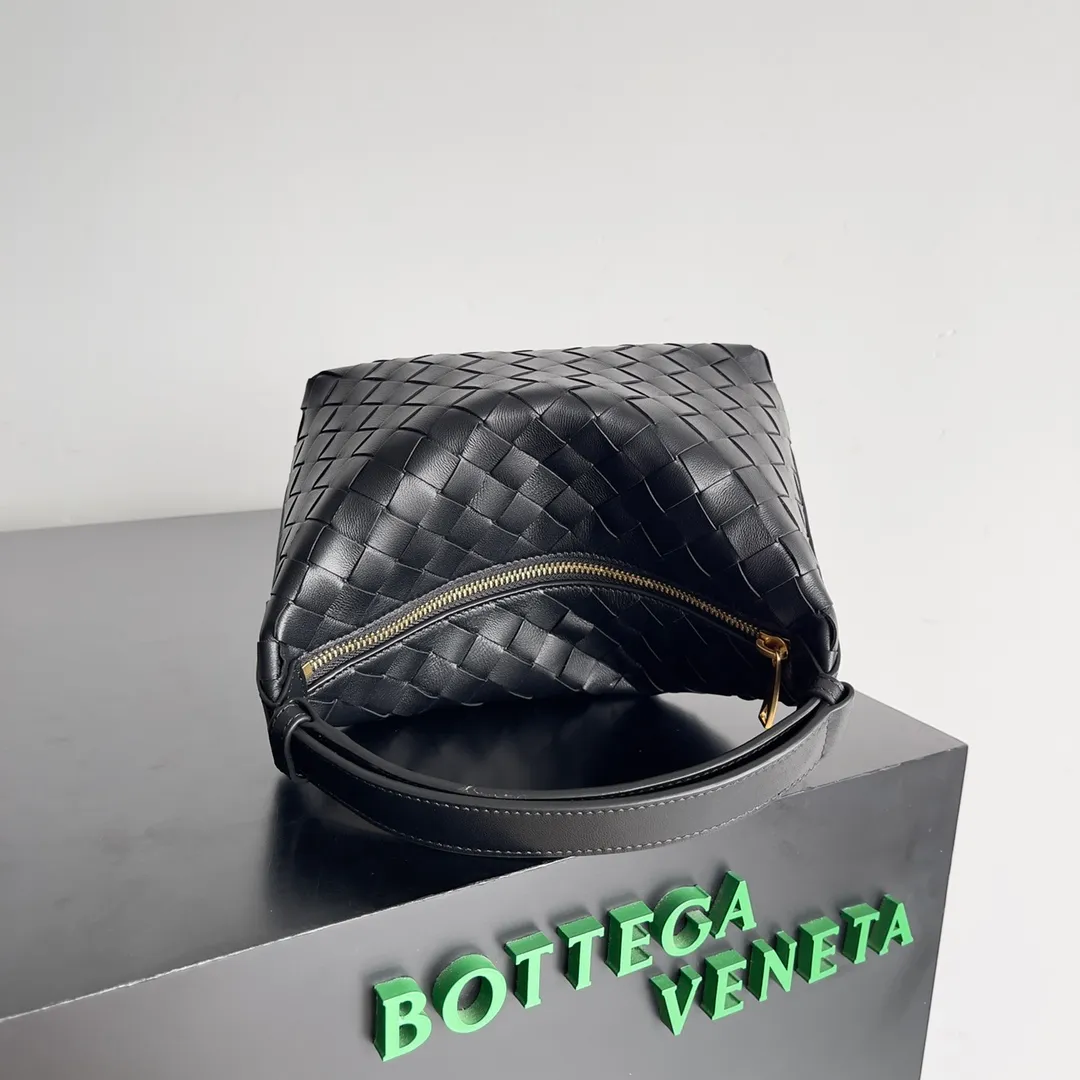 Batch 1360 It is predicted that BV Bottega’s lunch bag will be popular again this year. The entire bag is made of top nappa lambskin, which is very soft and lightweight. It also uses the intrecciato weaving process that the two founders spent several months developing from the beginning of the brand. It is completely hand-woven by Italian craftsmen. It perfectly reflects the craftsmanship of Bottega. The entire bag shape is also a very practical and popular lunch box bag type. The slightly curved arc of the bag mouth can also better fit our wrists. Style number: 754443 Size: 22*13*9